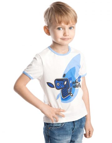 Спортивная футболка Blue Fish Спортивная футболка Blue FishФутболки<br>Спортивная футболка для мальчиков. Декорирована аппликацией и цветными кантами.<br><br>Размер INT: M<br>Цвет: Белый