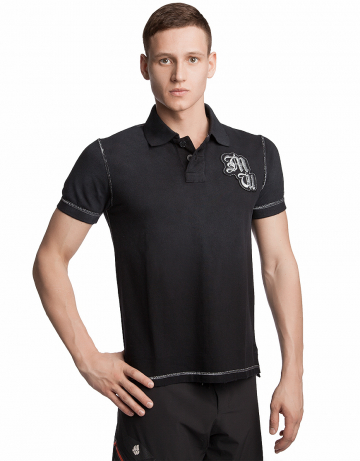 Спортивная футболка Polo Спортивная футболка PoloФутболки<br>Футболка поло с короткими рукавами приталенного силуэта. Застежка на пуговицы. Модель декорирована трансферной печатью и вышивкой металлическими нитками. На футболке вручную создан эффект искуственной потертости. Воротник искусственно застарен для придания винтажного вида.<br><br>Размер INT: XXL<br>Цвет: Черный