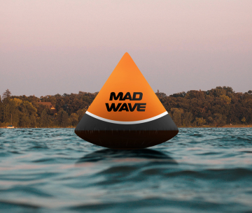 Inflatable pyramide race mark buoy