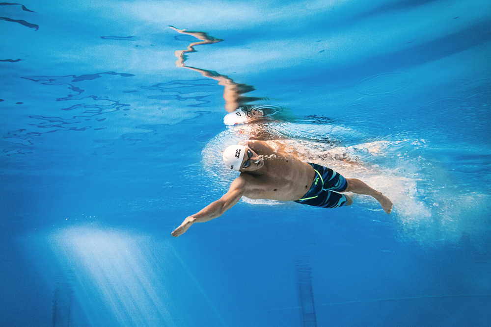 Почему у пловцов широкие плечи — важность и преимущества крепких плечевых мышц в плавании